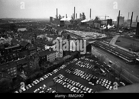 Blick auf die Thyssen Hamborn Kokerei und Hochöfen und die Mitarbeiter Parkplätze in Duisburg 1982. Im Vordergrund von Wohngebäuden und zusätzliche Parkplätze. Stockfoto