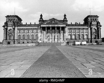 Dieses Foto zeigt den Reichstag, die nach der Renovierung in erster Linie als Ausstellungsgebäude genutzt wurde. Die Konferenz- und Büroräume wurden der Fraktionen und Ausschüsse von Bundestag und Bundesrat zur Verfügung. Der Architekt Paul Baumgarten restauriert der Reichstag bis 1973. Der Reichstag wurde 1884 im Stil der italienischen Hochrenaissance erbaut mit Elementen der deutschen Renaissance und die NEOBAROCKE. Eine besondere Neuheit war die Kuppelbau aus Stahl und Glas. Stockfoto