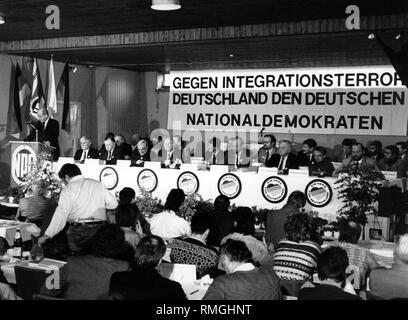 Dieses Foto zeigt die NPD-Bundesparteitag in Rahden in der Nähe von Minden. Auf einer Fahne im Hintergrund steht: "Gegen die Integration Terror, ist Deutschland der Deutschen, Nationalen Demokraten'. Obwohl der Parteitag könnte ohne größere Zwischenfälle gehalten worden sind, in der demonstranten der Gewerkschaften, Kirchen und anderen Parteien 500 Abgeordneten der NPD vom Erreichen der Schauplatz verhindert hatte. Der NPD-Vorsitzende, Martin Mussknug, bedauert das Verhalten der Polizei, die bewusst wurden keine zufrieden stellenden Maßnahmen eine gerichtliche Entscheidung zu vermeiden. Stockfoto