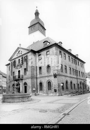Das barocke Rathaus von Langensalza in Thüringen, vor der es die alten Marktbrunnen von 1582 (Undatiertes Foto). Stockfoto