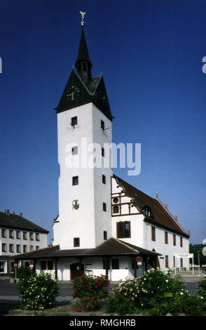 Das Rathaus von Fuerstewalde in Brandenburg: Zwei-stöckige Spätgotische Backsteinbau (um 1500) im Westen traceried Giebel, im Osten offenen Halle mit star Vault, vor der Ostseite ein Turm aus dem Jahr 1624. Stockfoto