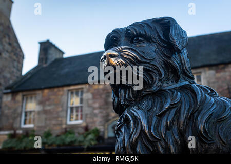 Edinburgh, Schottland - 29. Dezember 2018: Die glänzenden Messing Nase von greyfriars Bobby in Edinburgh. Platz für Text auf das Foto. Stockfoto