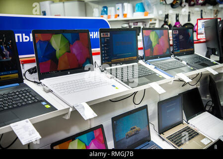 Tscheljabinsk, Russland - Februar 2019. Shop elektrische Haushaltsgeräte waren NORD. Regale mit Ware Stockfoto