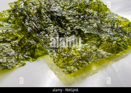 Nori Chips auf einem weißen Keramikplatte, Algen, Blätter, Makro, Nahaufnahme, Textur Stockfoto