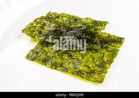 Nori Chips auf einem weißen Keramikplatte, Algen, Blätter, Makro, Nahaufnahme, Textur Stockfoto