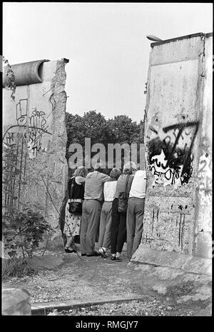 Im Juli 1990 begann die systematische und vollständige Abbau der Grenzanlagen in Berlin. Die Berliner folgen Sie den Fortschritt der Abbrucharbeiten mit großer Aufmerksamkeit und Neugier. Das ehemalige Sperrgebiet wird zu einem bevorzugten Wohnort für viele Menschen in diesen Tagen. Das Bild zeigt das ehemalige Sperrgebiet in der Bernauer Straße im Stadtteil Wedding. Stockfoto