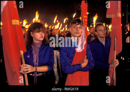 Anläßlich des 40. Jahrestages der Gründung der DDR, dem traditionellen Fackelzug der FDJ erfolgt auf der Straße Unter den Linden in Berlin. Stockfoto