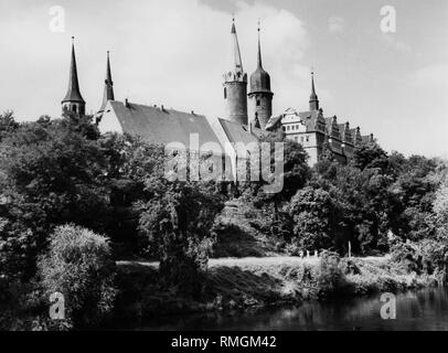 Blick über den Fluss Saale hinter dem Stil der Renaissance Schloss und den Dom St. Johannes und St. Laurentius (Merseburg Dom), die ursprünglich im romanischen Stil erbaut und wurde im 16. Jahrhundert im Stil der Renaissance umgebaut, in der Stadt Merseburg in Sachsen-Anhalt. Stockfoto