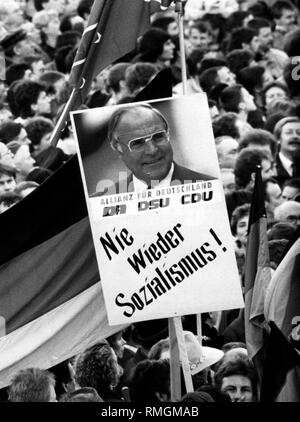 Ein Wahlplakat der Allianz für Deutschland mit einem Porträt von Helmut Kohl, CDU-Politiker und Bundeskanzler der BRD, und die Inschrift "Nie wieder Sozialismus!" Auf einer Wahlkampfveranstaltung der CDU in Erfurt. Stockfoto