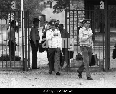 Mitglieder am Tor der Sitz der Nationalen Volksarmee in Strausberg Nord in der Nähe von Berlin kurz vor der Auflösung. Links Soldaten der Garde Regiment "Hugo Eberlein". Stockfoto