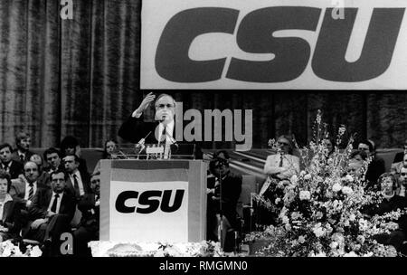 Bundestagswahl in Bayern: Bundeskanzler Helmut Kohl gibt eine Rede in einem wahlprogramm Rallye in der Münchner Olympiahalle. Stockfoto