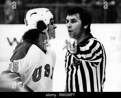 Eishockey Schiedsrichter Josef Kompalla sendet Mike Polich aus dem Eis bei der Eishockey-WM in Düsseldorf. Stockfoto