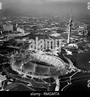 Blick auf den Olympiapark München, wo die olympischen Sommerspiele 1972 statt. Im Vordergrund das Olympiastadion, hinter dem Coubertinplatz, Olympic Hall, Olympia-schwimmhalle, Olympiaturm, Olympic Sports Center, BMW-Zentrale. Rechts, den Olympiasee See. Auf der linken Seite, dem Olympischen Dorf auf. Stockfoto