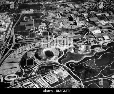 Blick auf das Olympiagelände in München, auf dem die Olympischen Sommerspiele 1972. Von der Linken die Olympischen Radstadion und Parkharfe, das Olympiastadion, olympischer Swimmingpool, Olympischen See, Olympiaberg, Olympic Tower und Olympic Sports Center. Zwischen Landshuter Allee und Lerchenauer Straße, der Georg-Brauchle-Ring Schnitte durch das Gelände. Dahinter von Links: der Olympia-Pressestadt, die Zentrale Hochschulsportanlage und das Sportzentrum der Technischen Universität München, das Olympische Dorf und die Bayerischen Motorenwerke. Stockfoto