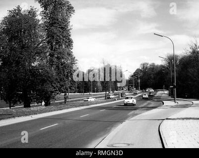 Von der Mittler Ring durch den Englischen Garten in München. Undatiertes Foto. Stockfoto