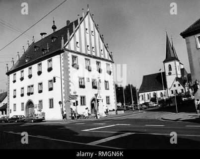 Der Marktplatz in Haßfurt mit dem Rathaus. Im Hintergrund, die Katholische Pfarrkirche St. Kilian, Kolonat und Totnan. Stockfoto