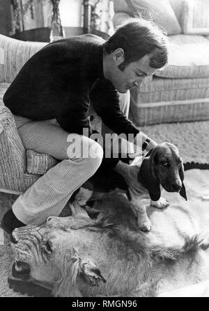 Arndt von Krupp von Bohlen und Halbach mit Hund (Undatiertes Foto). Stockfoto