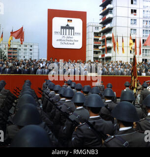 Die VIP-stand an den Feierlichkeiten zum "25 Jahre Berliner Mauer". In der ersten Zeile, die Mitglieder des SED-Politbüros, einschließlich Erich Honecker (links neben dem rednerpult). Im Vordergrund, Soldaten der NVA als Teil einer militärischen Parade. Stockfoto