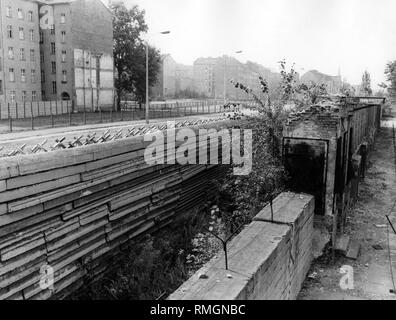 Blick von West Berlin (vorne) auf den Todesstreifen und Ostberlin. Stockfoto