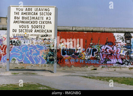Blick auf die Graffiti - Berliner Mauer von West Berlin. In der Front ein Zeichen in der Sprache?? der alliierten Besatzungstruppen: "Sie verlassen den amerikanischen Sektor". Stockfoto