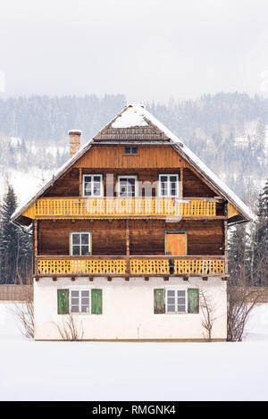 Alten Holzhaus mit schneebedeckten Dach Skigebiet Schladming-Dachstein, Dachsteinmassiv, Bezirk Liezen, Steiermark, Österreich, Europa Stockfoto