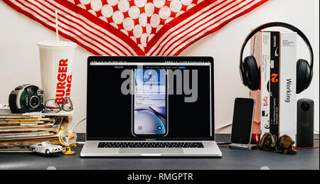 LONDON, Großbritannien - 13.September 2018: Kreative mit Safari Browser auf MacBook Pro Laptop Computer Apple Website präsentieren neueste iPhone Xr Smartphone mit faceid Entriegelung Stockfoto