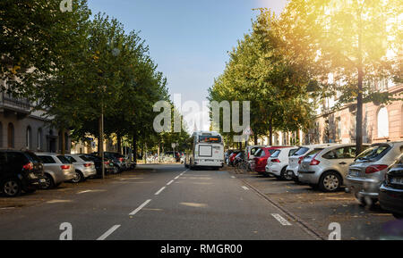 Straßburg, Frankreich - Sep 15, 2018: Blick von der Rue Verdun Straße in der Orangerie Viertel in Richtung der Kathedrale Notre-Dame - Öffentliche Verkehrsmittel Bus - TITE L-shift Objektiv Stockfoto