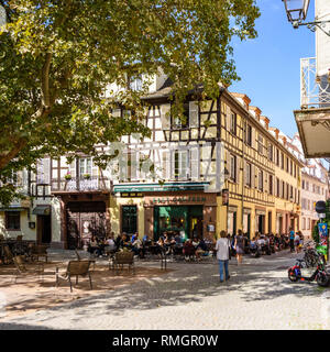 Straßburg, Frankreich - 15.September 2018: elsässische Häuser in Place des Orphelins central square in Straßburg mit Osten Kantine essen im Restaurant, Terrasse kunden Tilt-shift-Objektiv Stockfoto