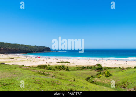 Kiesstrand, NSW, Australia-January 4, 2019: die Menschen genießen das sonnige Wetter am Kiesstrand, ein beliebter Campingplatz mit großen Surfing Beach und b Stockfoto