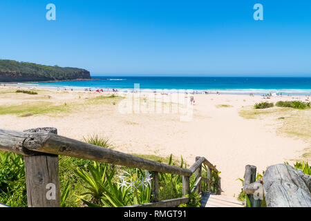 Kiesstrand, NSW, Australia-January 4, 2019: die Menschen genießen das sonnige Wetter am Kiesstrand, ein beliebter Campingplatz mit großen Surfing Beach und b Stockfoto