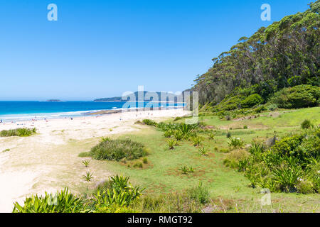 Kiesstrand, NSW, Australia-January 4, 2019: die Menschen genießen das sonnige Wetter am Kiesstrand, ein beliebter Campingplatz mit großen Surfing Beach und b Stockfoto