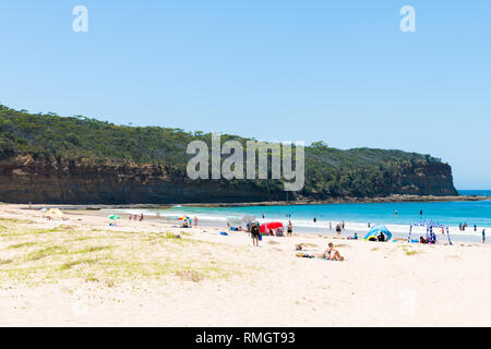 Kiesstrand, NSW, Australia-January 4, 2019: die Menschen genießen das sonnige Wetter am Kiesstrand, ein beliebter Campingplatz mit großen Surfing Beach und b Stockfoto