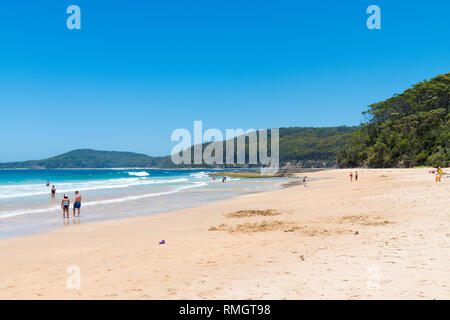 Kiesstrand, NSW, Australia-January 4, 2019: die Menschen genießen das sonnige Wetter am Kiesstrand, ein beliebter Campingplatz mit großen Surfing Beach und b Stockfoto