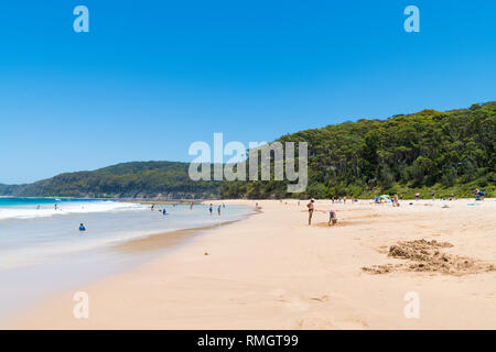 Kiesstrand, NSW, Australia-January 4, 2019: die Menschen genießen das sonnige Wetter am Kiesstrand, ein beliebter Campingplatz mit großen Surfing Beach und b Stockfoto