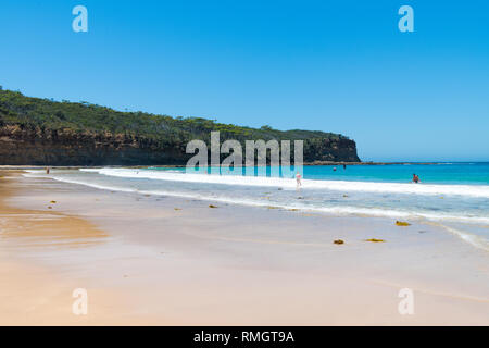 Kiesstrand, NSW, Australia-January 4, 2019: die Menschen genießen das sonnige Wetter am Kiesstrand, ein beliebter Campingplatz mit großen Surfing Beach und b Stockfoto
