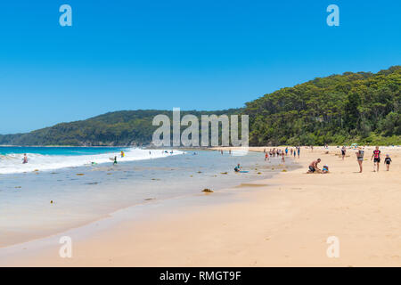 Kiesstrand, NSW, Australia-January 4, 2019: die Menschen genießen das sonnige Wetter am Kiesstrand, ein beliebter Campingplatz mit großen Surfing Beach und b Stockfoto