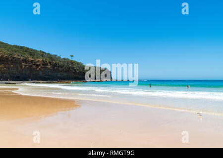 Kiesstrand, NSW, Australia-January 4, 2019: die Menschen genießen das sonnige Wetter am Kiesstrand, ein beliebter Campingplatz mit großen Surfing Beach und b Stockfoto