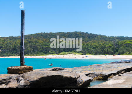 Kiesstrand, NSW, Australia-January 4, 2019: die Menschen genießen das sonnige Wetter am Kiesstrand, ein beliebter Campingplatz mit großen Surfing Beach und b Stockfoto