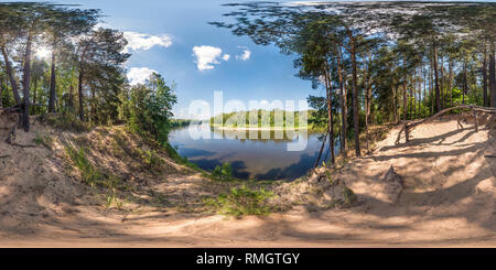 360 Grad Panorama Ansicht von Vollständige nahtlose Sphärisches Panorama 360 180 Betrachtungswinkel auf dem Abgrund eines breiten Flusses im sonnigen Sommertag in equirectangular Projektion, skybox VR v