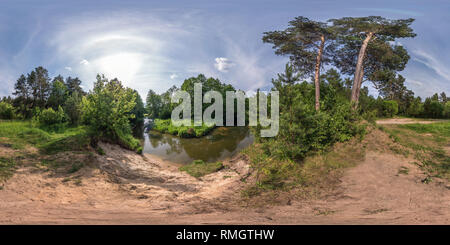 360 Grad Panorama Ansicht von Vollständige nahtlose Sphärisches Panorama 360 180 Betrachtungswinkel am Ufer des kleinen Flusses im sonnigen Sommertag in equirectangular Projektion, skybox VR virtua