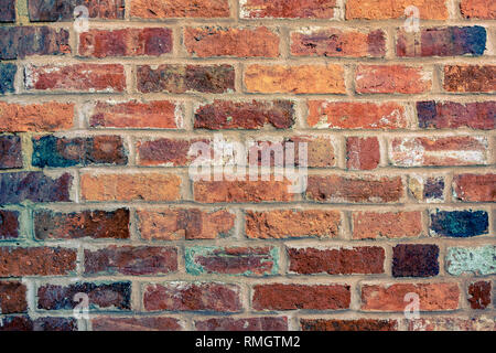 Eine Mauer mit alten Ziegeln gebaut, wurde Duo Farben in Gelb und Blau Stockfoto