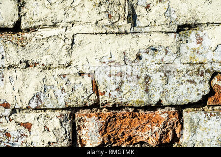 Alte beschädigte Mauerwerk zeigt die Textur der alten Ziegelsteine Stockfoto