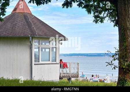 Rettungsschwimmer an der lifeguard Tower. Am Strand in Binz auf der Insel Rügen. Stockfoto