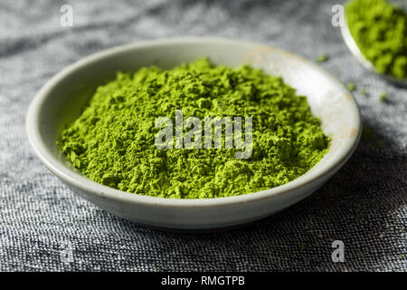 Organic Green Tea Matcha Pulver in eine Schüssel geben. Stockfoto