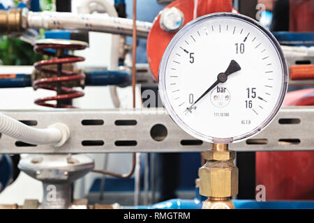 Mechanische Druckmessgeräte. Traditionelle Instrumente für die Messung von Druck. Stockfoto