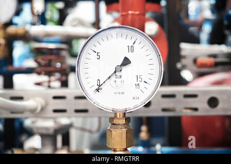 Mechanische Druckmessgeräte. Traditionelle Instrumente für die Messung von Druck. Stockfoto