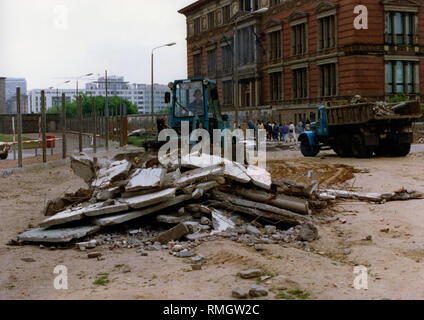 Die systematische und vollständige Abbau der Grenzanlagen in Berlin im Juli 1990 begann. Hier Reste der Mauer auf einen Eimer der Radlader. Stockfoto