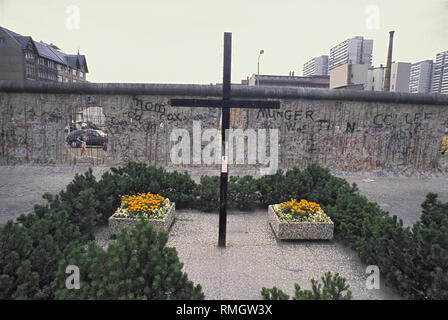 Commemorative Kreuz für den Flüchtling Peter Fechteron, das zum Tod am 17. August 1962 Bled, in der eingeschränkten Bereich der?? die Berliner Mauer in der Zimmerstraße, Kreuzberg (Berlin), in der Nähe des Grenzübergang Checkpoint Charlie. Stockfoto