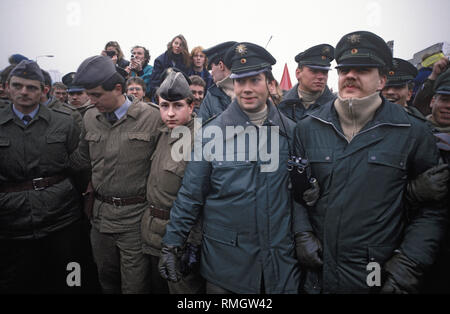 Ddr-Grenztruppen vorbereiten, bis ein Grenzübergang am Potsdamer Platz zu setzen. Die ersten Segmente der Mauer durch die DDR-Grenztruppen in den Morgenstunden entfernt. Polizisten von West Berlin und Grenztruppen der DDR in den Morgen für einen Ansturm von Besuchern aus Ost Berlin vorbereiten. Stockfoto