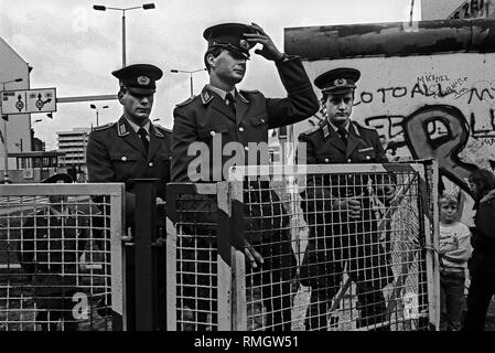 Zum 40. Jahrestag der Gründung der DDR, der DDR-Führung verstärkt die Grenze Truppen an der Grenze der Innenstadt. Hier, DDR Grenzschutz am Grenzübergang Checkpoint Charlie (Friedrichstraße) im Stadtteil Kreuzberg. Stockfoto